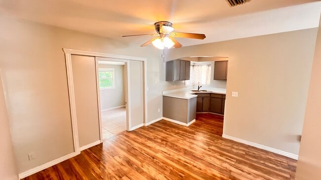 Building Photo - Lovely 2 Bedroom + Bonus Room, 1 Bathroom ...