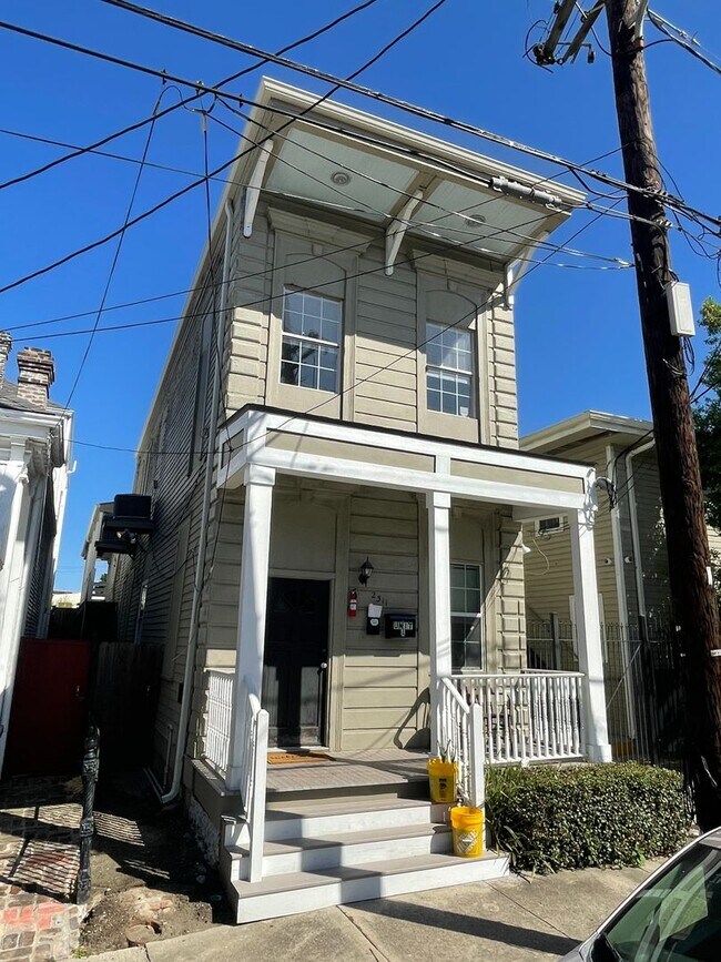 Building Photo - 2BD/1.5BA One Block Off St Charles Ave.