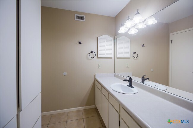 Building Photo - 1101 Parkview Dr