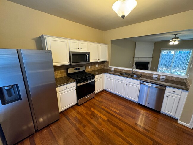 Building Photo - End Unit Townhome in Willowmere, Right out...