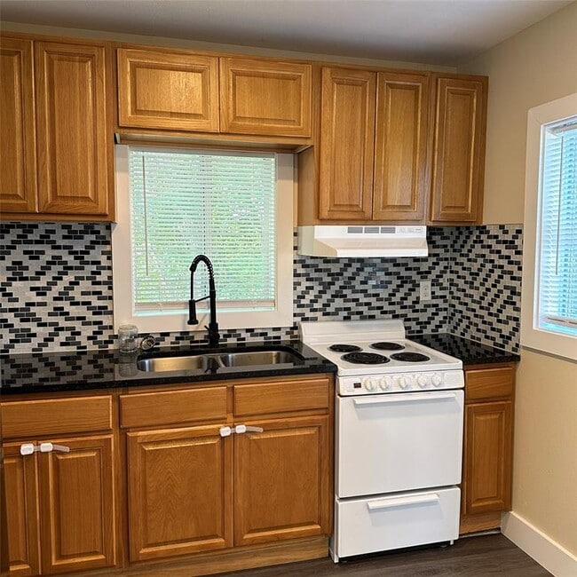 Building Photo - 1321 Harris Hill Rd