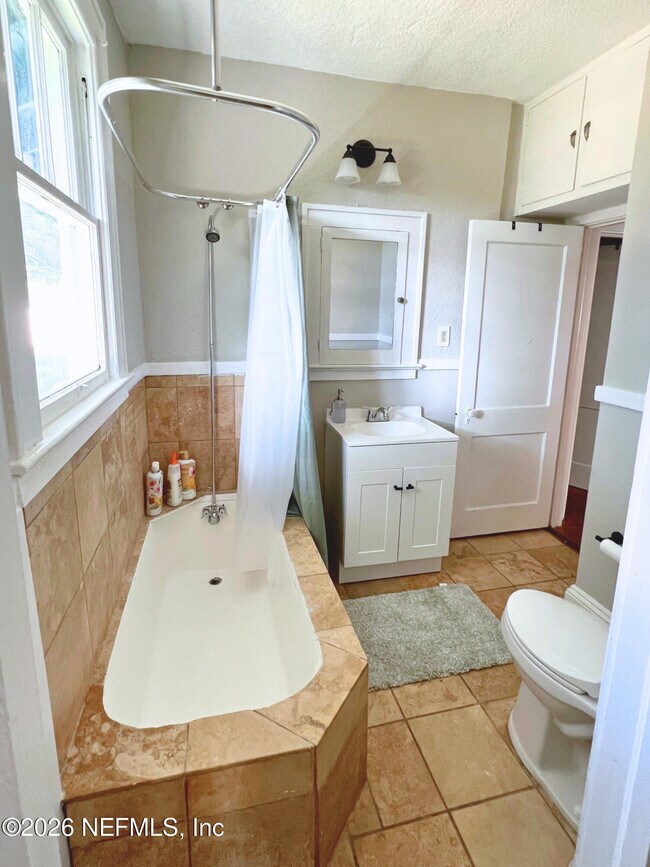 Building Photo - 226 E 15th St