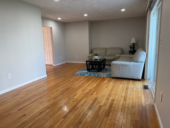 Building Photo - 10 Ptarmigan Dr