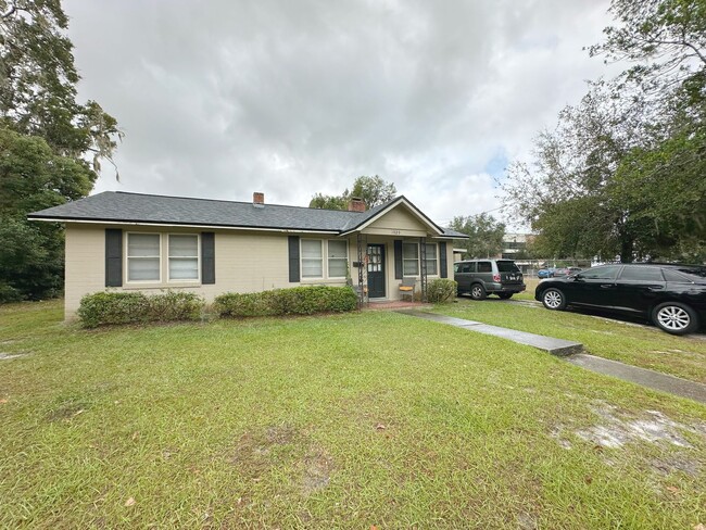 Building Photo - Perfect 2 Bedroom, 1 Bathroom House in Mid...