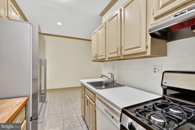 Building Photo - 4114 Davis Pl NW