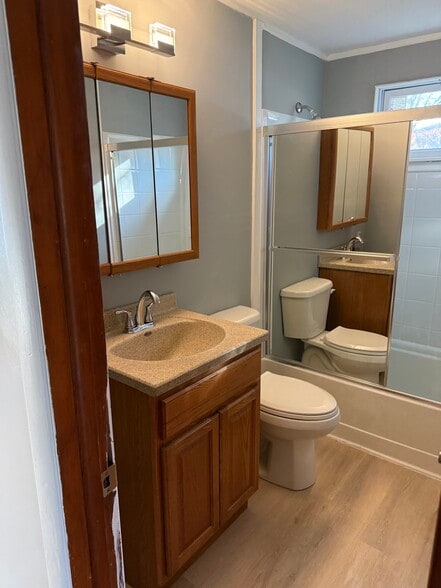 upstairs bathroom - 304 Brookside Dr