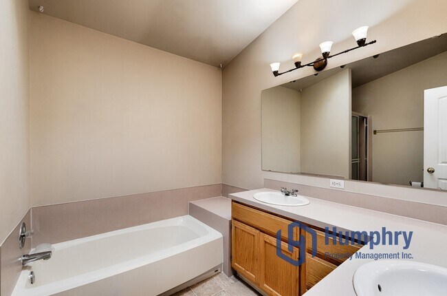 Building Photo - Beautiful home located just minutes from Settler's Park!