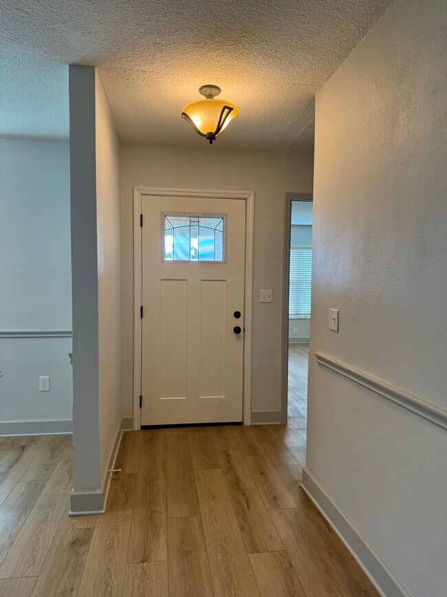 Building Photo - Remodeled Tampa Home