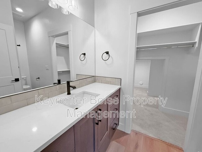 Building Photo - 618 E Krall St