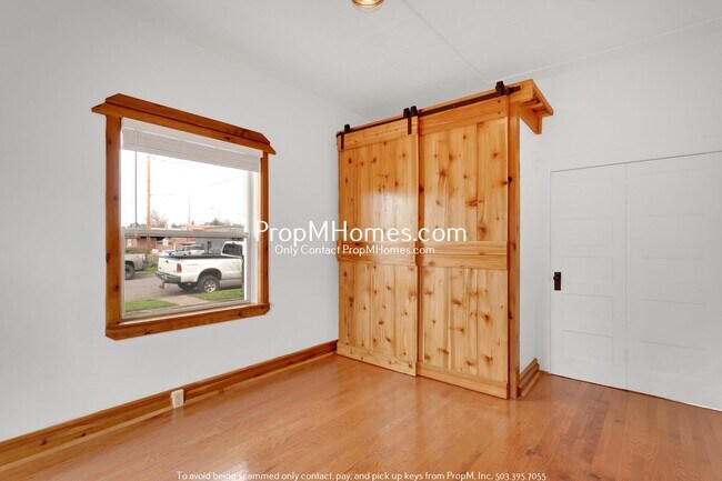 Building Photo - Updated Cottage in Gladstone!