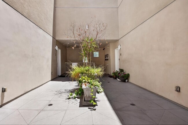 Building Photo - 18358 Saticoy St