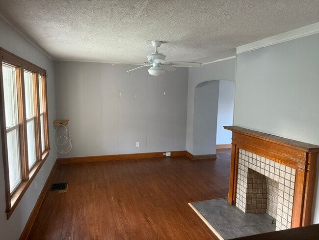 Building Photo - 806 E Deshler Ave