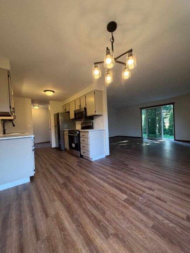 Building Photo - MIN912