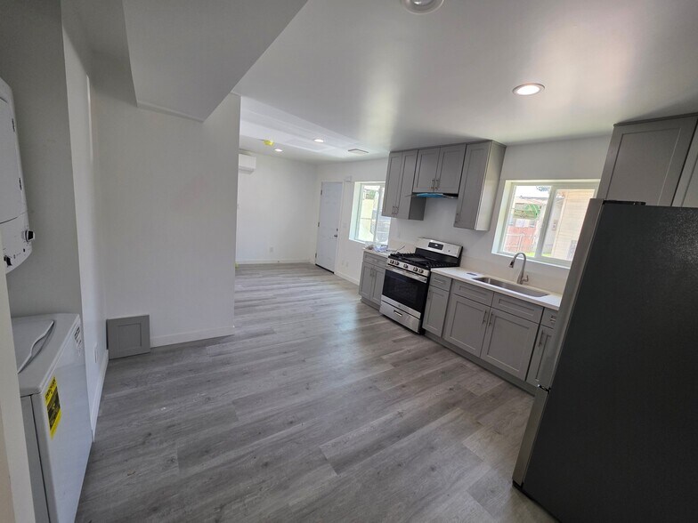 Building Photo - 635 W 51st St