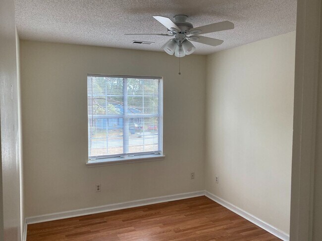 Building Photo - Student Friendly Home 208 Hillsdale Drive