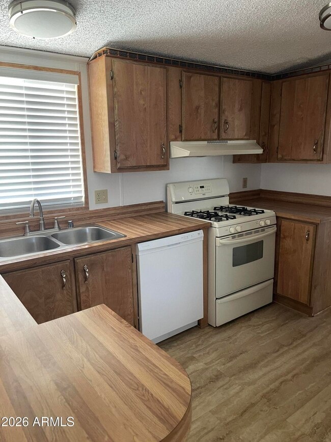 Building Photo - 415 E Villa Theresa Dr