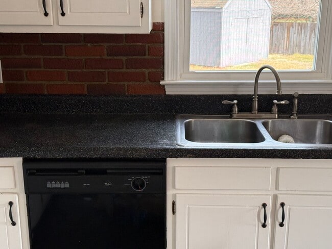 Building Photo - 4 Bedroom 2.5 Bath Tri-level home