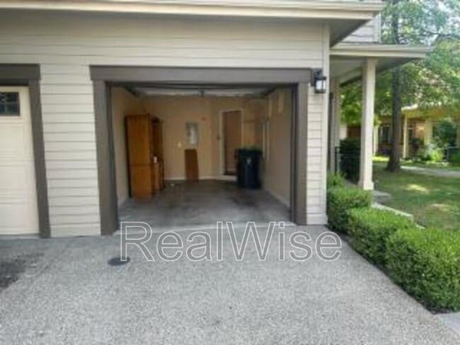 Building Photo - 1709 SE Softwood Way