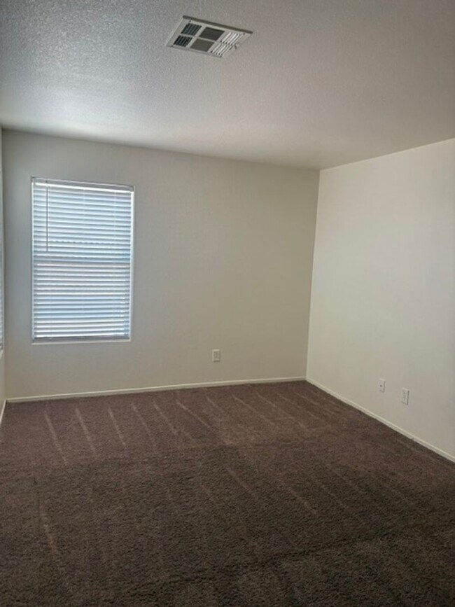 Building Photo - 3 bedroom house with 2.5 bathrooms