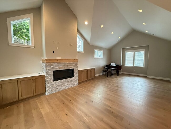 Building Photo - Elegant and Luxurious Cottage Grove Home