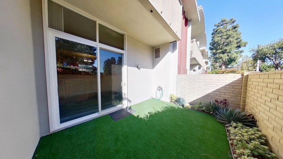 Building Photo - 4754 La Villa Marina