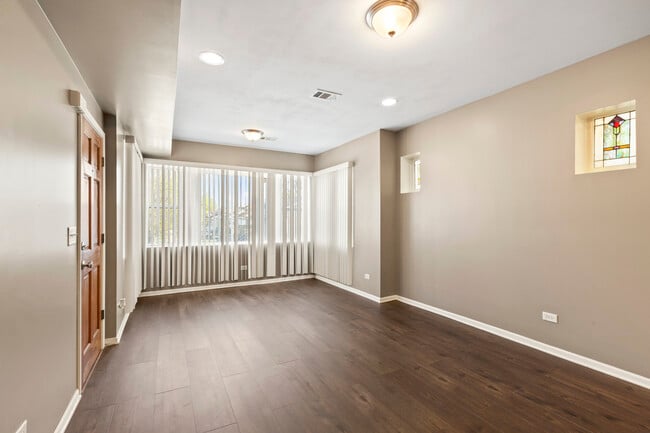 Building Photo - 323 Memorial Dr