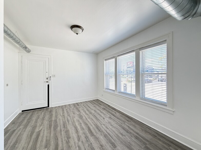 Building Photo - 1605 N McVicker Ave