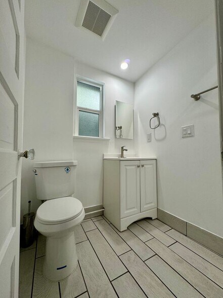 Building Photo - 1619 Oak Dr