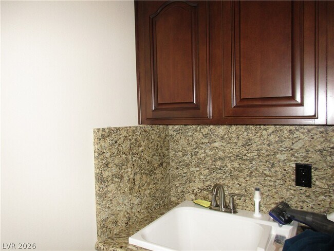 Building Photo - 1927 Taylorville St