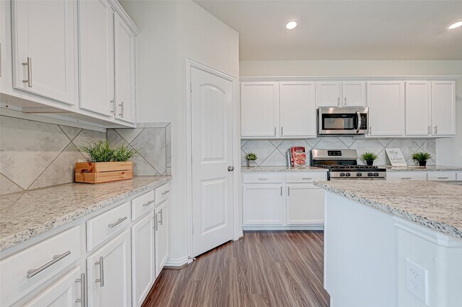 Building Photo - 30822 Lake Spur Mnr