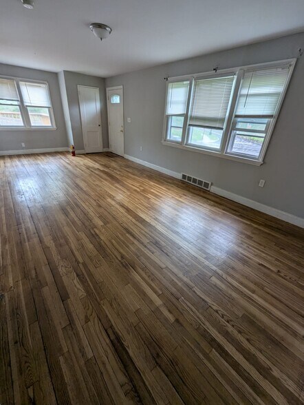 Building Photo - 585 Woodin St