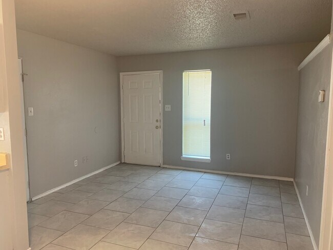 Building Photo - Great 1 bed 1 bath apartments!!