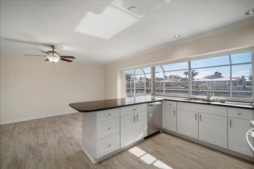 Building Photo - 910 Spindle Palm Way