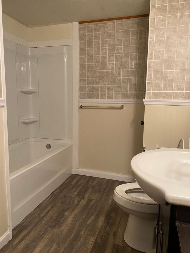 Building Photo - 3/4 bedroom 1 bath single family home in B...