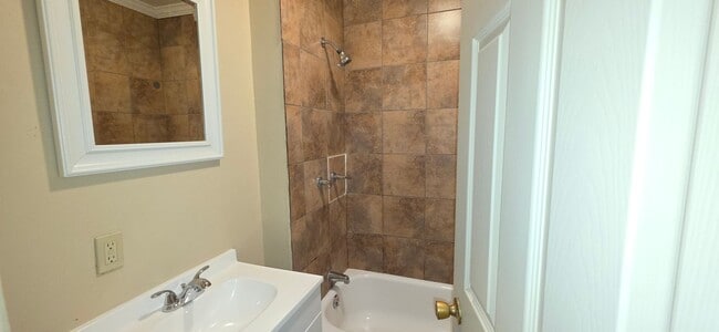 Building Photo - 2 Bedroom 1 Bathroom Home  $795!