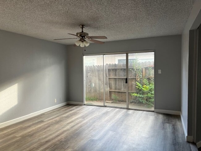 Building Photo - 10429 El Mercado Dr