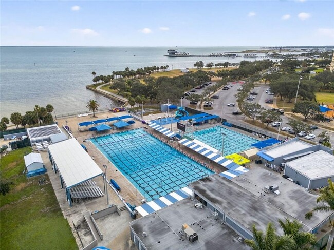 Building Photo - 922 N Shore Dr NE