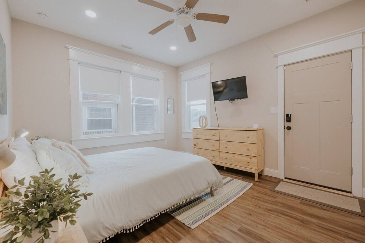 Building Photo - 3 S Surrey Ave