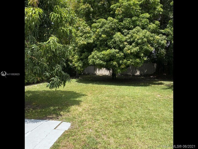 Building Photo - 752 NW 24th Ct
