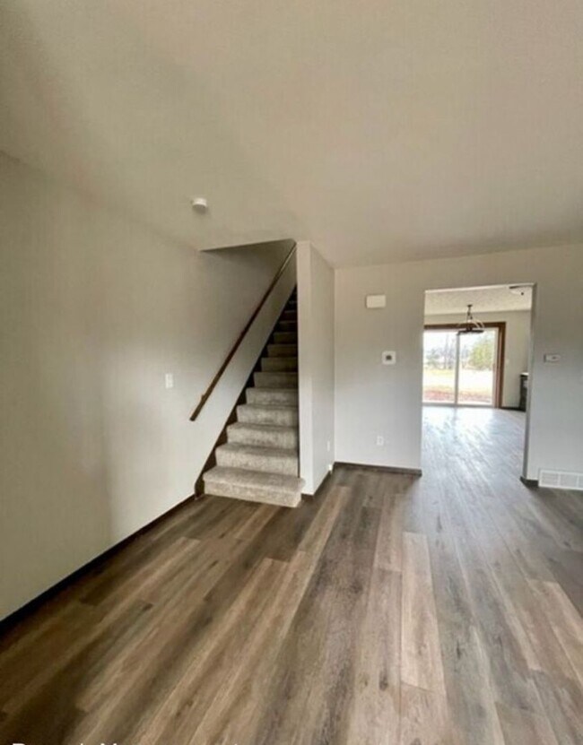 Building Photo - 1352 W Hiawatha Dr