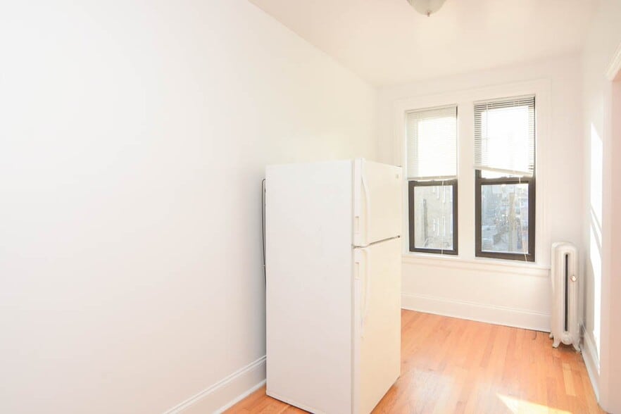 Building Photo - 2704 N Sawyer Ave