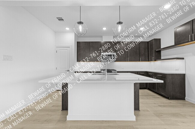 Building Photo - 2229 Maple Ridge Dr