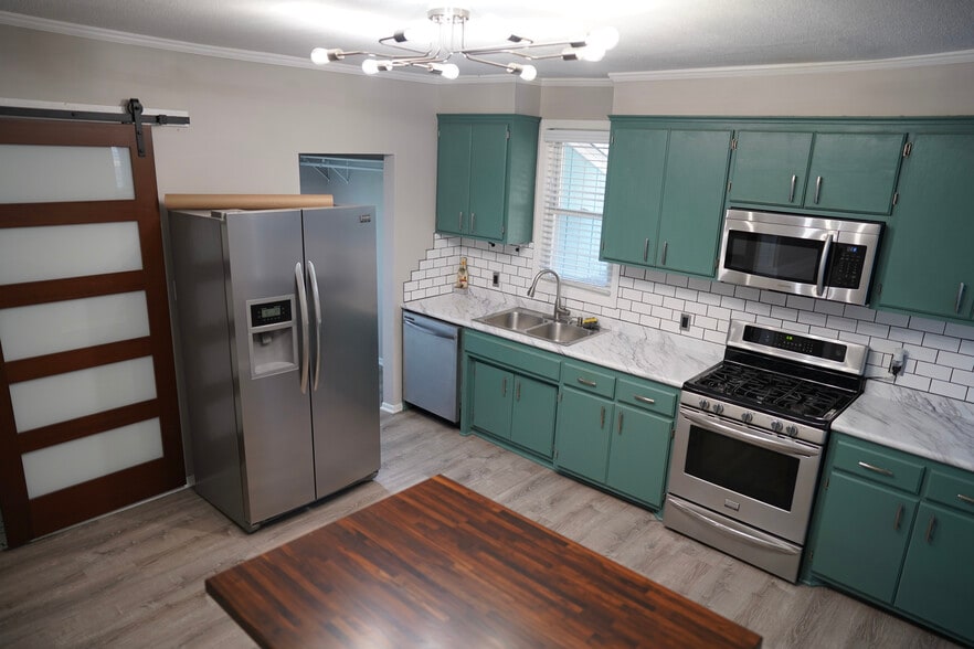 Kitchen dishwasher - 413 19th Ave NE