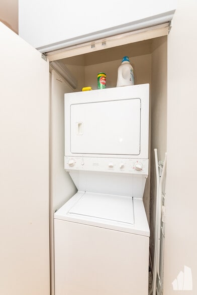 Building Photo - 1 E 8th St