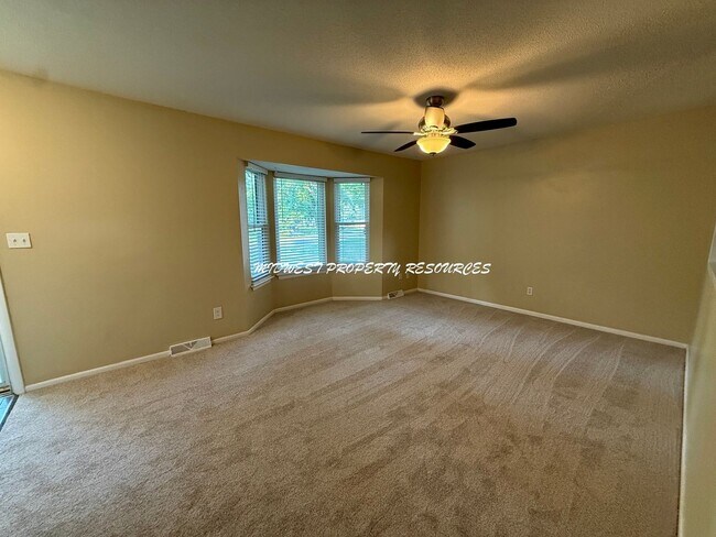 Building Photo - Beautiful 3 Bedroom Home in Lee's Summit