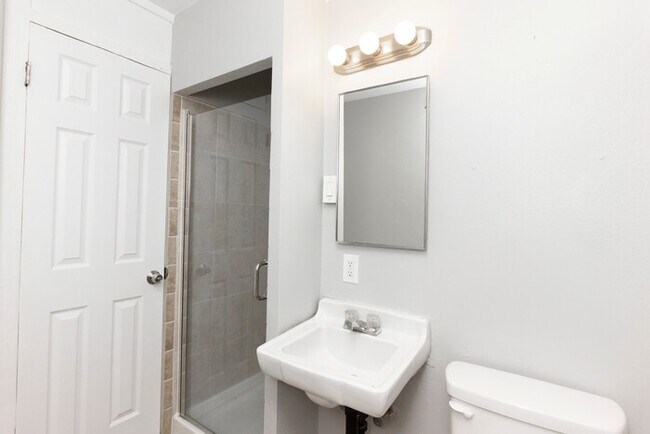 Building Photo - 4740 NE 99th Ave