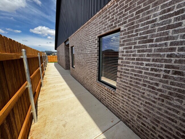 Building Photo - Luxury Townhome in Abbey Glen Community!