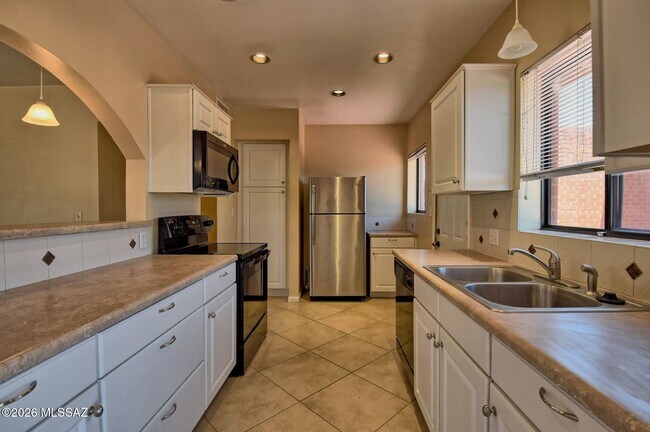 Building Photo - 1604 E 10th St