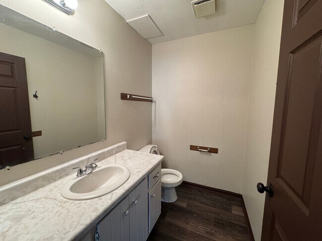 Building Photo - Your new Townhouse Awaits! 3 Bed / 1.5 Bat...