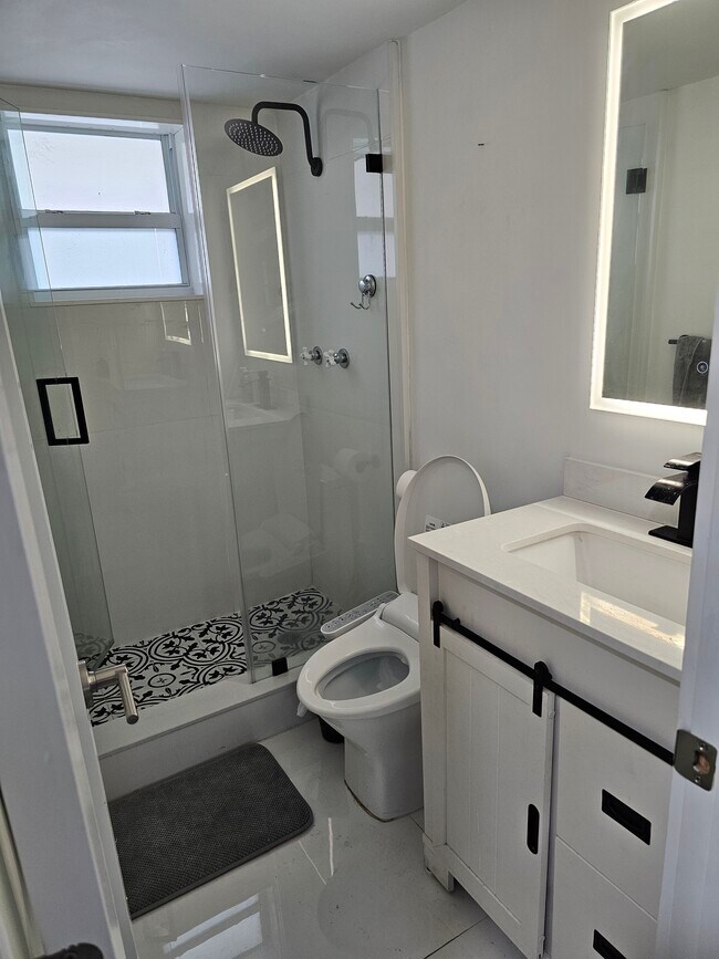 Building Photo - 20111 NE 27th Ct